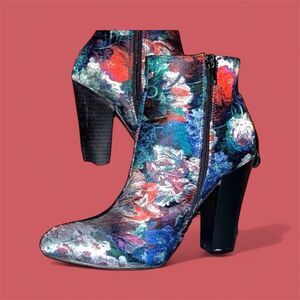 Liliana Floral Booties​ sz 7.5